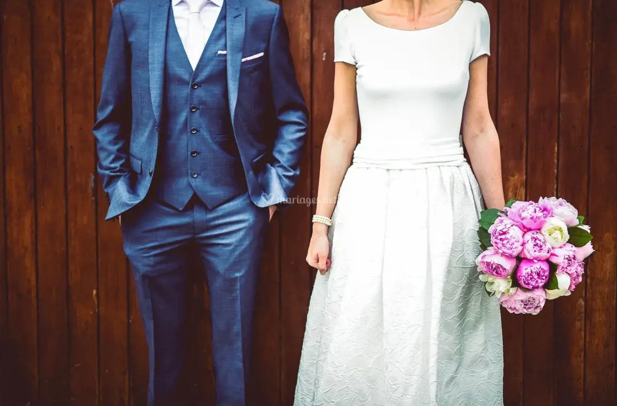 Couple mariés avec bouquet